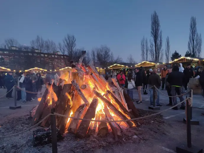 Hoguera del mercadillo navideño de Aínsa