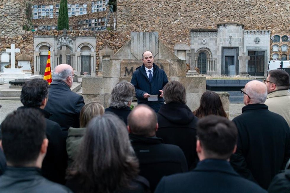 El secretario general de Junts, Jordi Turull, critica que el Rey apele contra extremismos porque le ve a él como "el más radical", en la tradicional ofrenda anual ante la tumba del expresidente de lal Generalitat republicana, Francesc Maci.