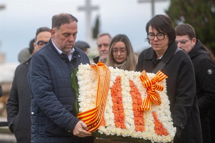 El líder de ERC, Oriol Junqueras, y la eurodiputada Diana Riba, hacen la tradicional ofrenda floral a la tumba del expresidente de la Generalitat republicana, Francesc Macià, en el cementerio de Montjuïc.