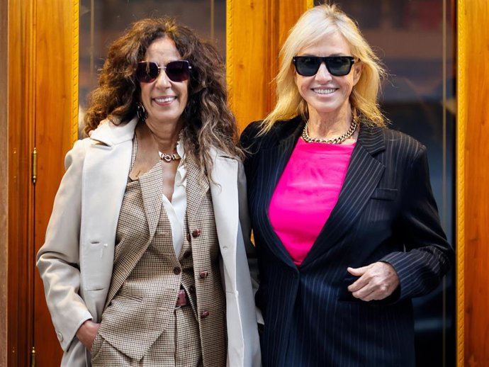 Rosario Flores y Mariola Orellana en su tienda 'Ojo con el duende'