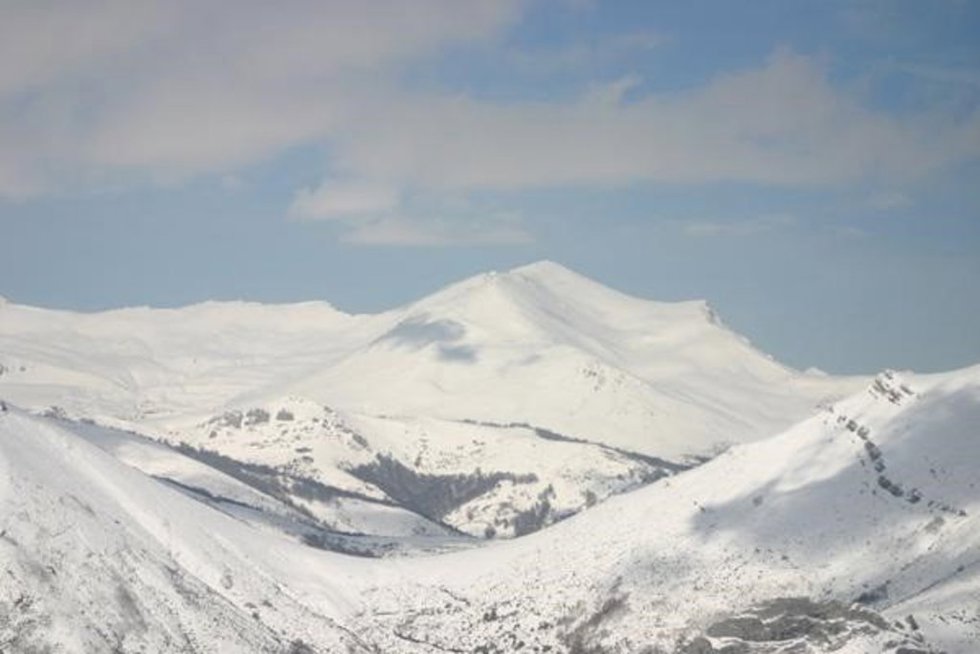 Archivo - Imagen de Picos de Europa nevados