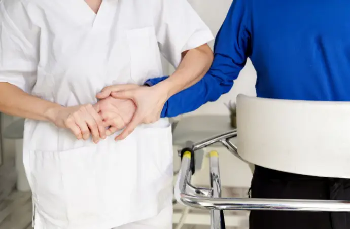 Sanitaria atiende a un paciente.