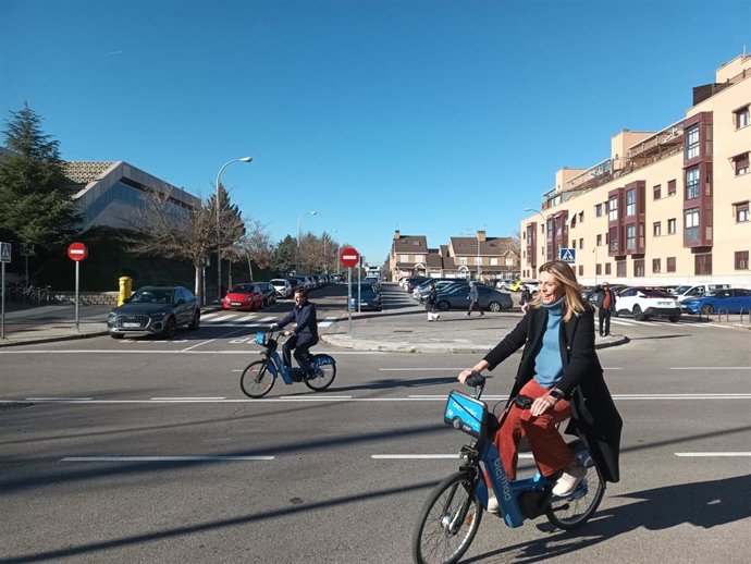 Archivo - El alcalde de Madrid, José Luis Martínez-Almeida, y la regidora de Pozuelo, Paloma Tejero, en bicimad por Aravaca