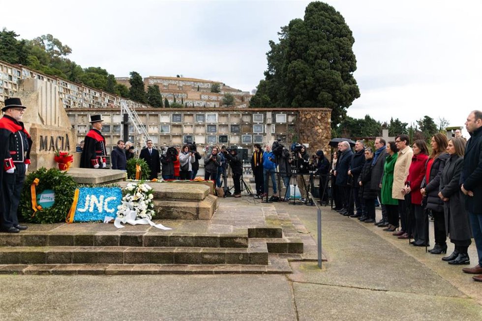 Tradicional ofrenda floral del Govern en el cementerio barcelonés de Montjuc al expresidente de la Generalitat republicana Francesc Maci, que murió el día de Navidad de 1933.