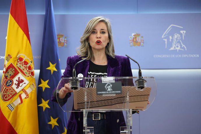 La portavoz del grupo parlamentario de Sumar, Verónica Martínez Barbero, durante una rueda de prensa en el Congreso de los Diputados, a 25 de noviembre de 2025, en Madrid (España).