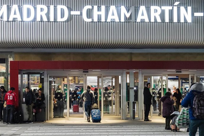 Archivo - Exterior de la estación de Madrid-Chamartín.