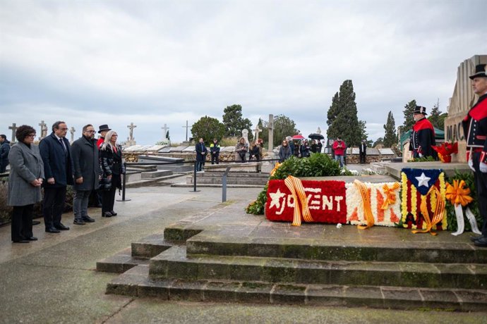Ofrena del president del Parlament, Josep Rull, i de membres de la Mesa a la tomba en el cementiri de Montjuïc de l'ex-president de la Generalitat republicana Francesc Macià.