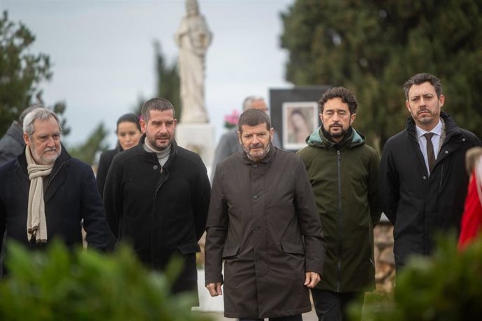 Los concejales de Barcelona Jordi Coronas, Jordi Castellana (ERC), el teniente de alcalde Albert Batlle y los concejales de Junts Damià Calvet y Joan Rodríguez en la ofrenda a la tumba de Francesc Macià.