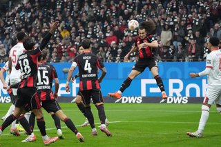 13 December 2025, Hesse, Frankfurt/M.: Eintracht Frankfurt's Arthur Theate (2nd R) in action during the German Bundesliga soccer match between Eintracht Frankfurt and FC Augsburg at Deutsche Bank Park. Photo: Marc Schüler/dpa - WICHTIGER HINWEIS: Gemä de