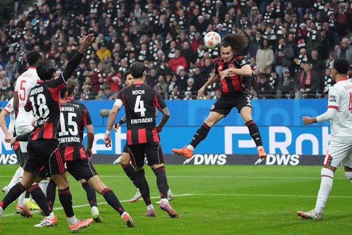 13 December 2025, Hesse, Frankfurt/M.: Eintracht Frankfurt's Arthur Theate (2nd R) in action during the German Bundesliga soccer match between Eintracht Frankfurt and FC Augsburg at Deutsche Bank Park. Photo: Marc Schüler/dpa - WICHTIGER HINWEIS: Gemä de
