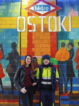 La ilustradora Alina Dalinina, junto al jefe del equipo de Empleo Social Protegido de Ansoáin, Remi Mikele, en el mural colectivo diseñaado en el pasadizo Ostoki.