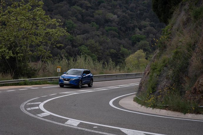 Archivo - Un coche circula por una carretera en Barcelona