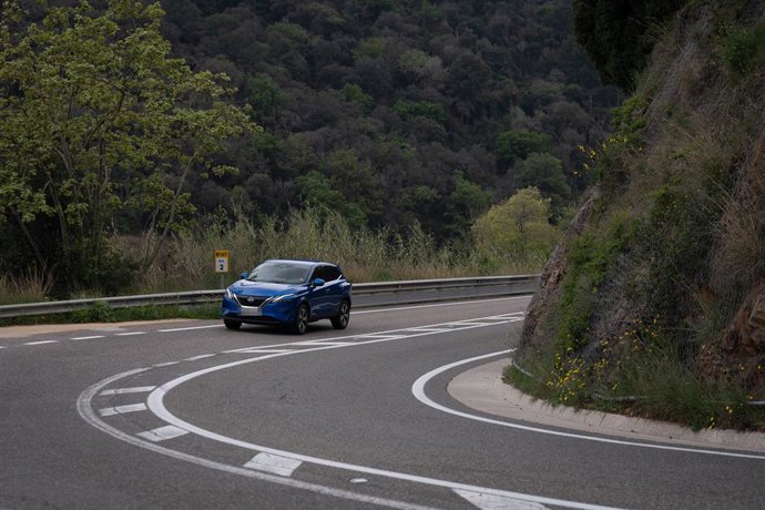 Archivo - Un cotxe circula per una carretera a Barcelona