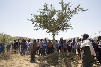 Un grupo de personas durante una charla en Etiopía.