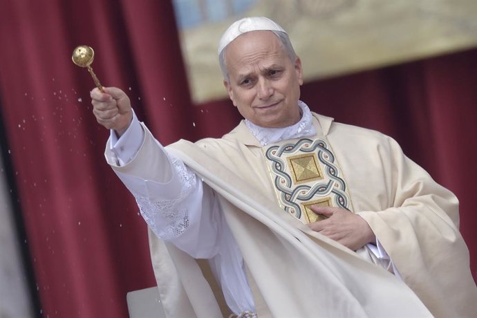 Archivo - El Papa León XIV durante la misa de inicio de su Pontificado, en la plaza de San Pedro, en la plaza de San Pedro, a 17 de mayo de 2025, en Ciudad del Vaticano. Con esta ceremonia se marca el inicio del ministerio petrino del estadounidense Rober