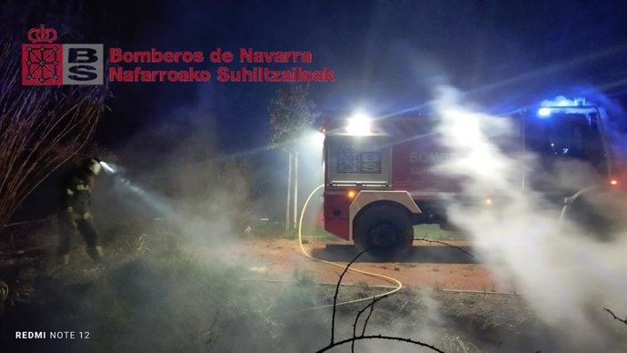 Los Bomberos extinguen un incendio de vegetación en Fitero.
