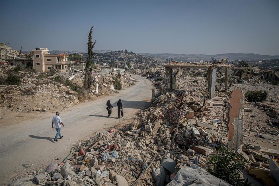 Archivo - Libaneses en una calla de  Aita al Chaab, destruida en gran medida por la ofensiva de Israel contra Líbano (archivo)
