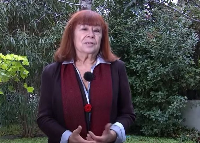 Cristina Narbona durante sua resposta à mensagem do Rei.