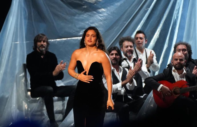 Archivo - La cantante Rosalía, actúa durante la gala de entrega de los Latin Grammy 2023, en el Palacio de Congresos de Sevilla, a 16 de noviembre de 2023, en Sevilla, Andalucía (España). Sevilla acoge hoy la 24ª edición de los Grammy Latinos, galardones 