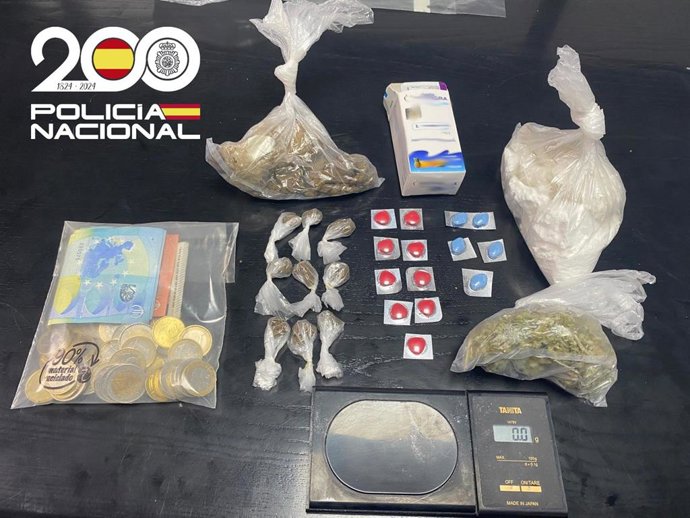 Drogas, dinero y efectos intervenidos en una caseta del poblado de Son Banya.