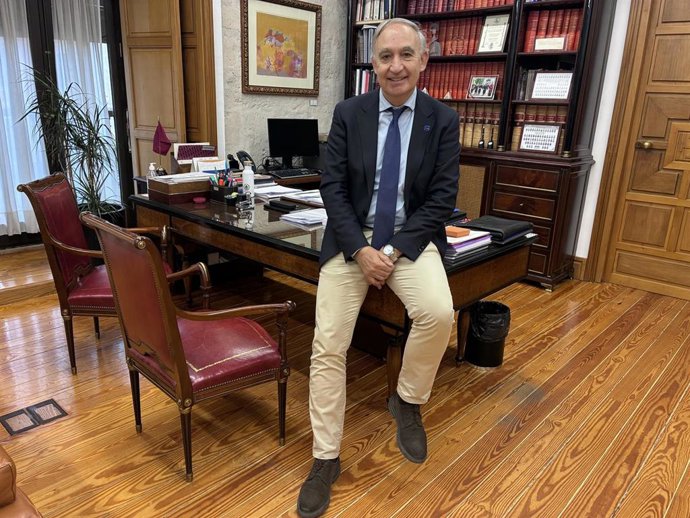 El rector Antonio Largo en su despacho del Palacio de Santa Cruz.