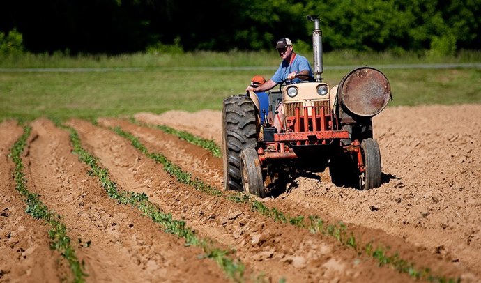 Un agricultor en su tractor en imagen de archivo.