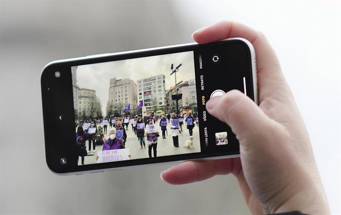Archivo - Varias mujeres participan en una concentración feminista convocada por la Comisión 8M en la Plaza del Ayuntamiento, en Santander, Cantabria (España) a 8 de marzo de 2021. 