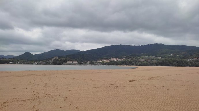 Archivo - Urdaibai (Bizkaia) en una jornada muy nubosa