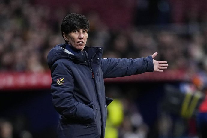 Sonia Bermudez, técnica da Espanha, gesticula durante a partida de volta da final da UEFA Women's Nations League 2025 entre Espanha e Alemanha no estádio Riyadh Air Metropolitano em 2 de dezembro de 2025 em Madri, Espanha.