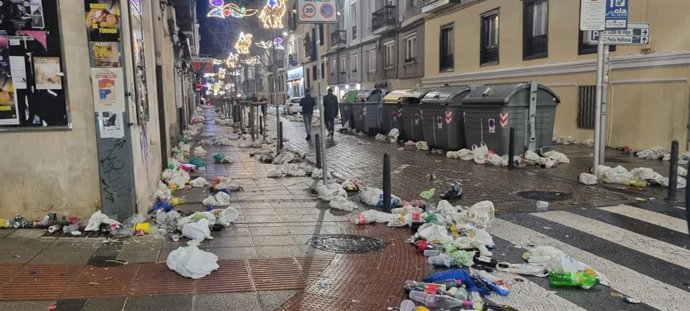 Restos de botellón en el centro de Santander. Basura, suciedad en las calles de Santander