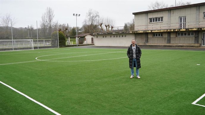 El alcalde  de Siero, Ángel García, visita la nueva pista de césped artificial.