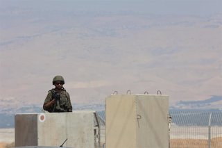 Archivo - Un militar de Israel en el paso fronterizo de Allenby/Rey Husein, en la frontera entre Jordania y Cisjordania pero bajo control de las fuerzas israelíes (archivo)