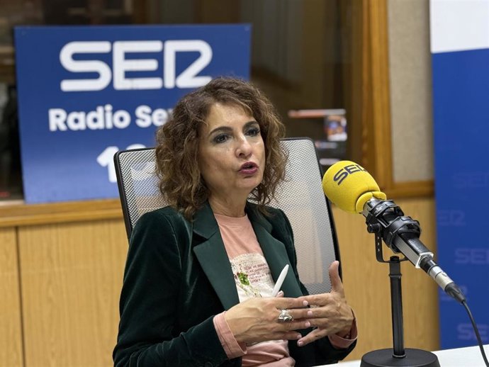 La vicepresidenta primera del Gobierno y ministra de Hacienda, María Jesús Montero, durante la entrevista con la Cadena Ser