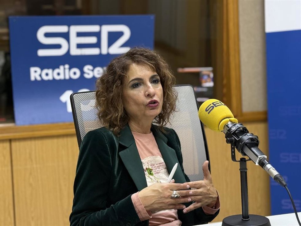 La vicepresidenta primera del Gobierno y ministra de Hacienda, María Jesús Montero, durante la entrevista con la Cadena Ser