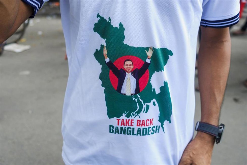 Archivo - Un seguidor del Partido Nacionalista de Bangladesh (BNP) con una camiseta en la que se ve el mapa del país y al líder 'de facto' de la formación, Tarique Rahman (archivo)