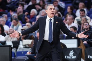 Sergio Scariolo, head coach of Real Madrid gestures during the Turkish Airlines EuroLeague Regular Season Round 15 match between Real Madrid and Kosner Baskonia Vitoria-Gasteiz at Movistar Arena on December 11, 2025 in Madrid, Spain.
