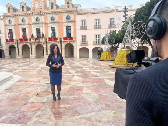 La alcaldesa de Almería, María del Mar Vázquez, durante su mensaje navideño