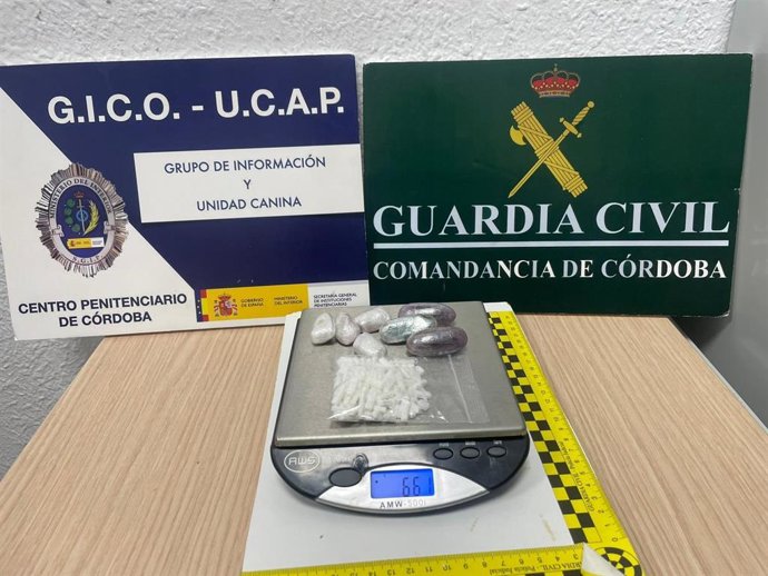 La Guardia Civil, en colaboración con funcionarios de Instituciones Penitenciarias, han detenido a una mujer por intentar introducir droga en el centro penitenciario de Córdoba