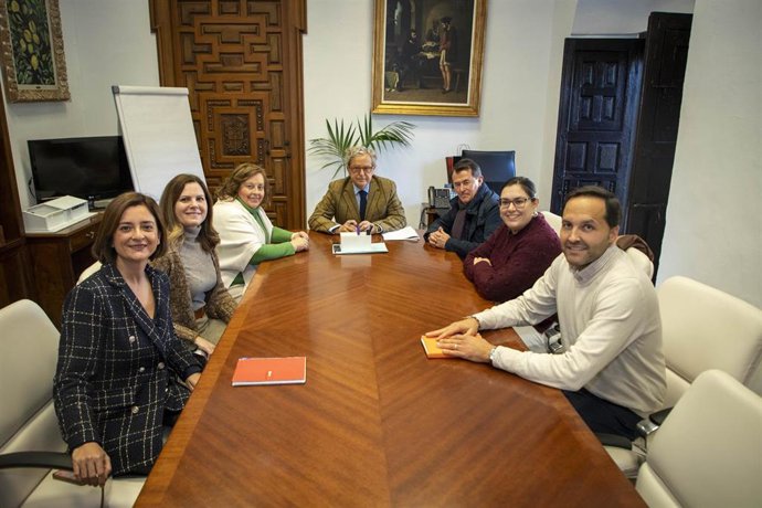 El presidente de la Diputación de Córdoba, Salvador Fuentes, en una reunión con el IES El Tablero.