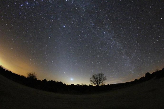 Archivo - Imagen de recurso de un cielo estrellado