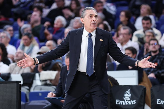 Sergio Scariolo, técnico do Real Madrid, gesticula durante a partida da 15ª rodada da temporada regular da Turkish Airlines EuroLeague entre Real Madrid e Kosner Baskonia Vitoria-Gasteiz na Movistar Arena em 11 de dezembro de 2025 em Madri, Espanha.