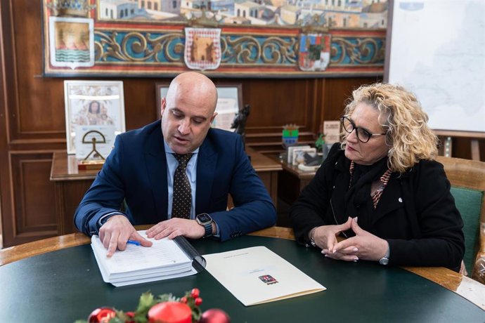 El presidente de Diputación de Almería, José Antonio García Alcaina, ha recibido a la alcaldesa de Partaloa, María Joaquina López, para afianzar las líneas de colaboración institucional