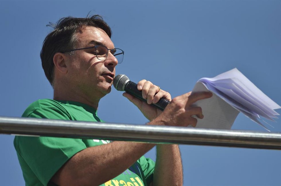 Archivo - Flávio Bolsonaro, hijo del expresidente Jair Bolsonaro, durante una manifestación en Rio de Janeiro, Brasil, en agosto de 2025 (archivo)