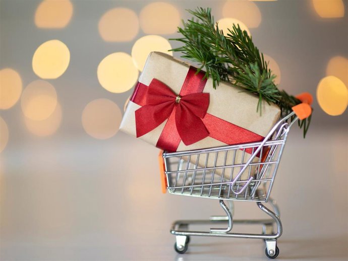 Archivo - (Foto De ARCHIVO) Christmas Gift In A Supermarket Mini Trolley  CONTACTOPHOTO 07/1/2022