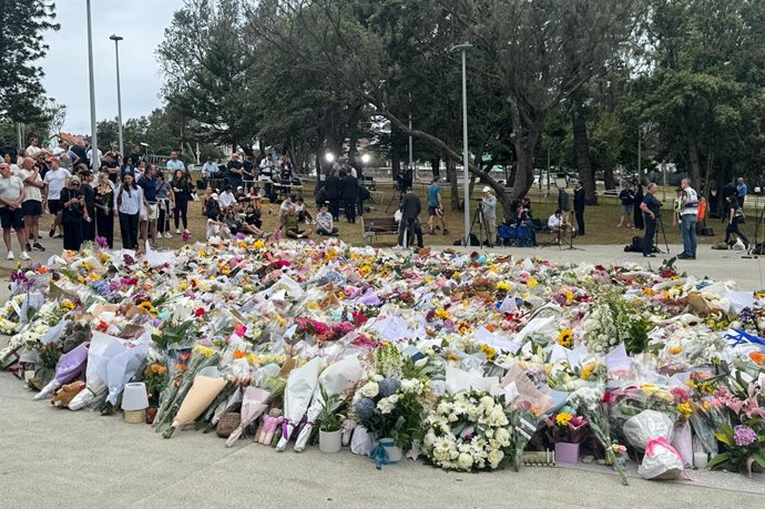 16 de dezembro de 2025, Sydney, Austrália: Vista de um memorial improvisado para as vítimas do tiroteio em Bondi Beach. Em 14 de dezembro, dois homens armados atacaram um evento de Hanukkah na Bondi Beach, em Sydney. Pelo menos 15 pessoas foram mortas e 4