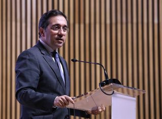 El ministro de Asuntos Exteriores, Unión Europea y Cooperación, José Manuel Albares (c), en una foto de familia durante la inauguración de la conferencia HearUs 2025 titulada 'Promoviendo la rendición de cuentas para las mujeres de Afganistán', a 12 de di