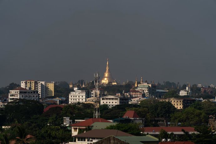 Archivo - April 4, 2023, Yangon, Myanmar: People walk past a temple near Yangon ahead of Thingyan, the Burmese New Year Celebration, from April 13-15. On February 1, 2021, the military junta government (Tatmadaw) seized power by coup, jailing the democrat