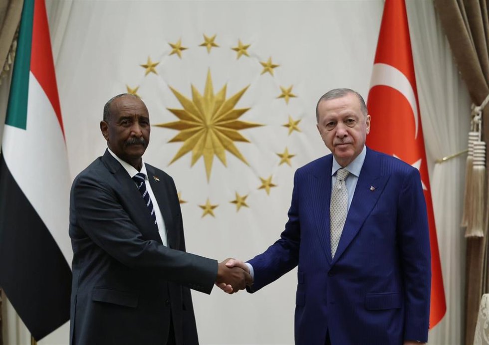 De izquierda a derecha: el jefe del Ejército de Sudán y presidente del Consejo Soberano de Transición, Abdelfatá al Burhan, junto al presidente turco, Recep Tayyip Erdogan