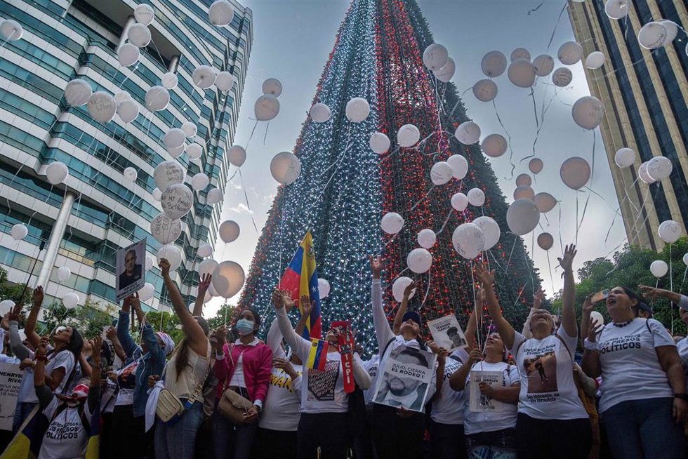Archivo - Familiares y miembros de la sociedad civil celebran una vigilia por los detenidos en relación con las elecciones presidenciales de 2024, en Caracas, Venezuela