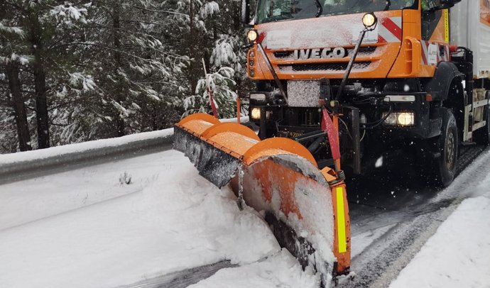 Un quitanieves operando en la provincia de Albacete.